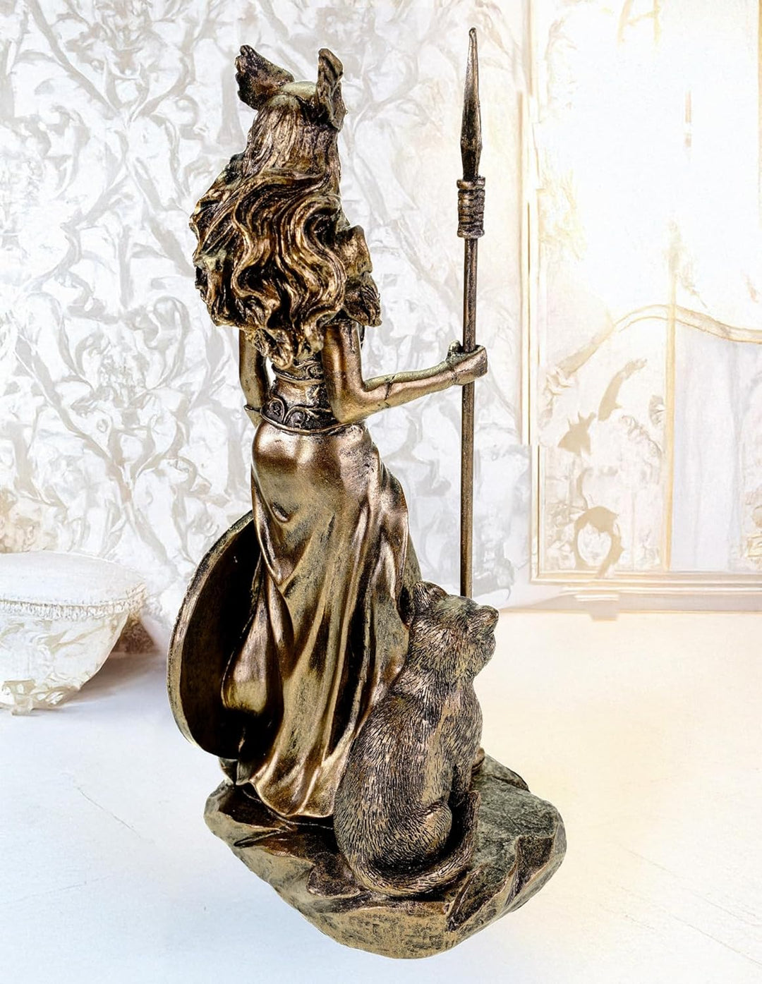 Kremers Schatzkiste germanische Göttin Freya in Rüstung mit Speer und Schild und Wildkatze Figur Odi
