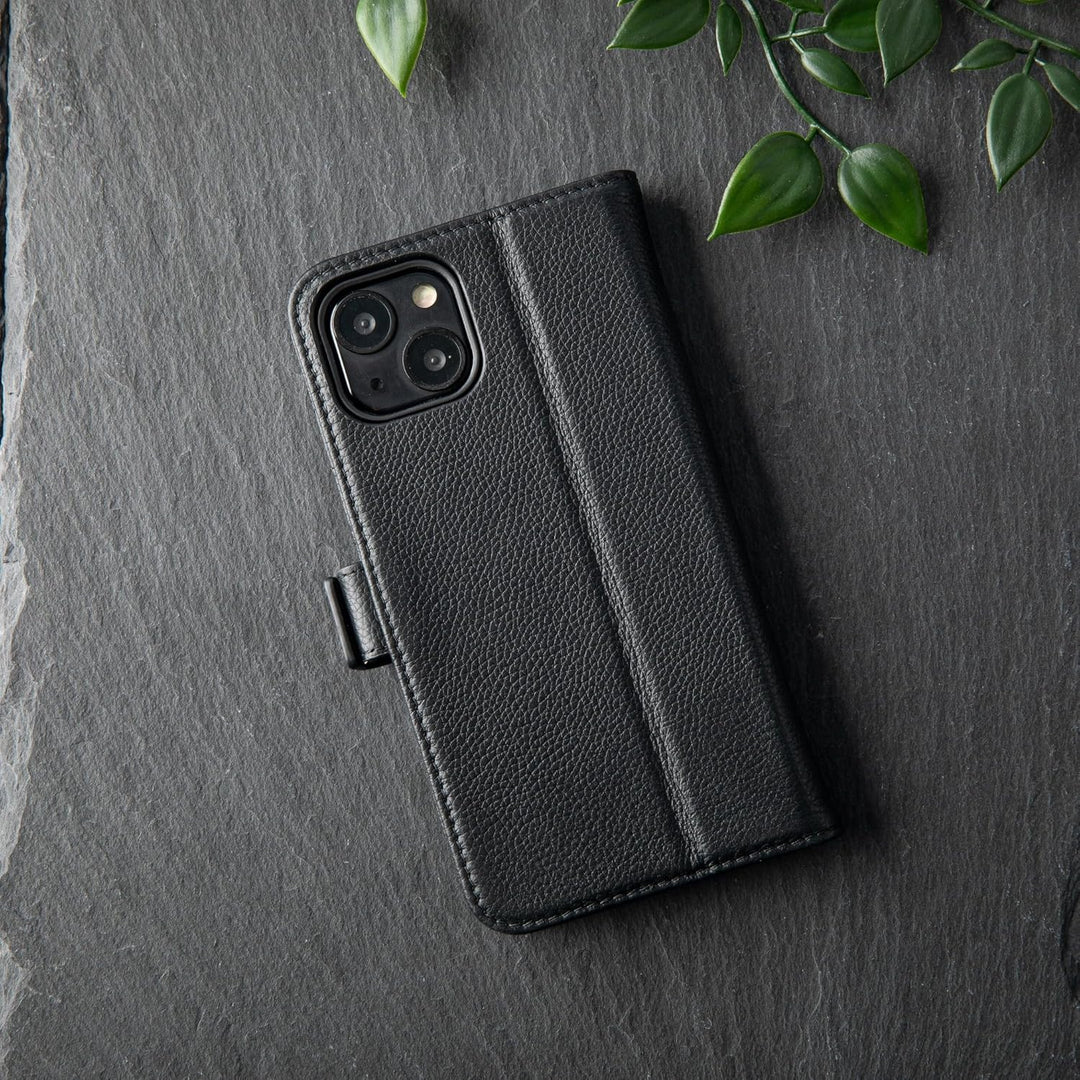 Snakehive Lederhülle für iPhone 13 – Klapphülle mit Kartenfächern & Standfunktion (Geflecktes Schwar