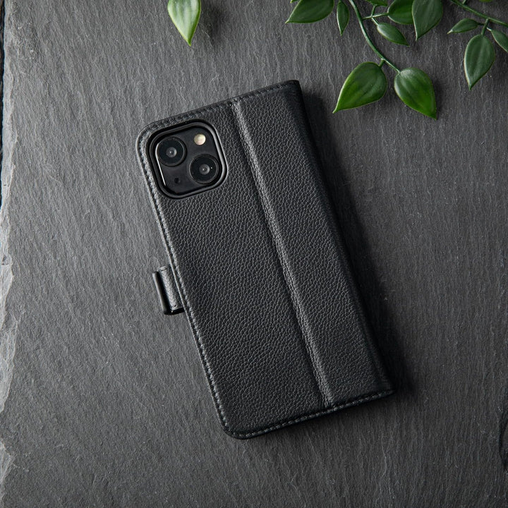 Snakehive Lederhülle für iPhone 13 – Klapphülle mit Kartenfächern & Standfunktion (Geflecktes Schwar