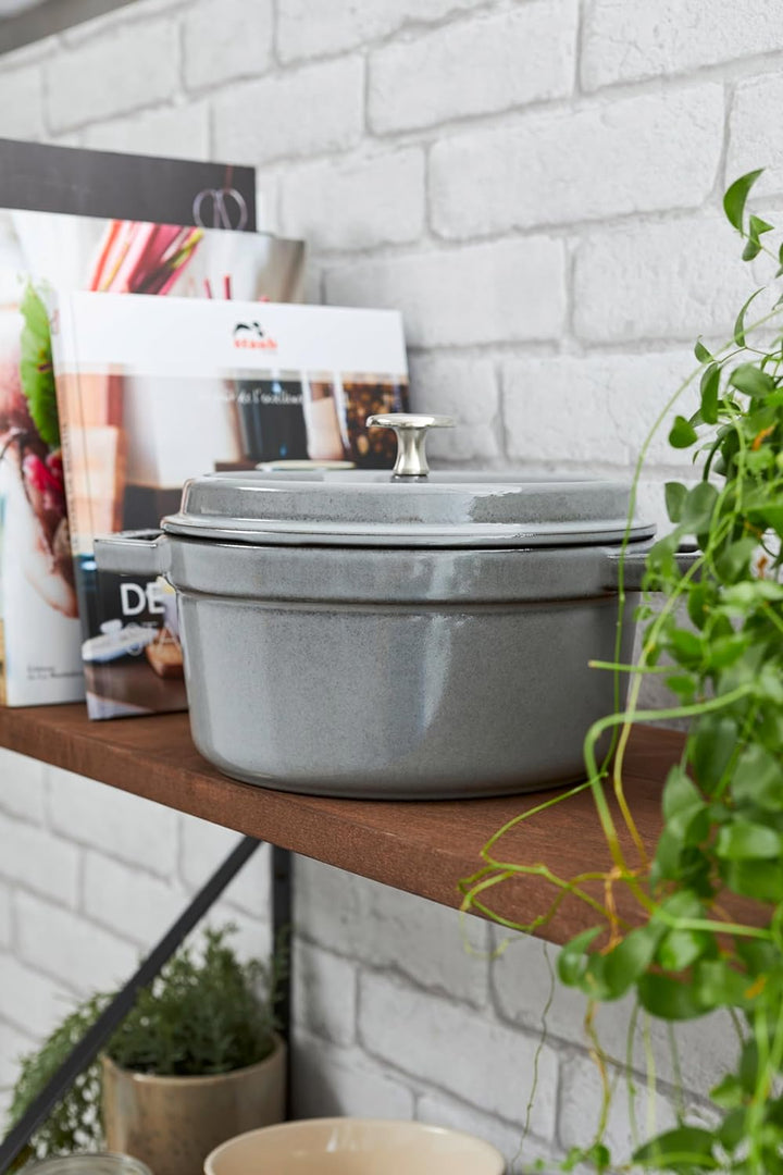 STAUB Gusseisen Bräter/Cocotte, Rund 16 cm, 1,2 L, Aromaregen Funktion, Für alle Herdarten geeignet,