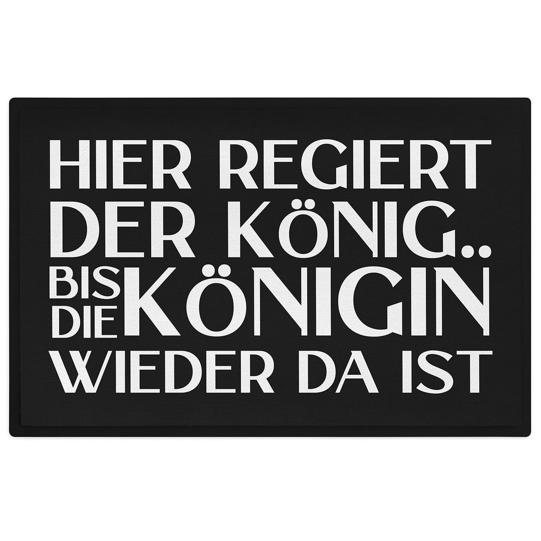 Trendation - Hier Regiert Der König Bis Die Königin Wieder Da Ist Lustige Fussmatte Geschenk Frauen