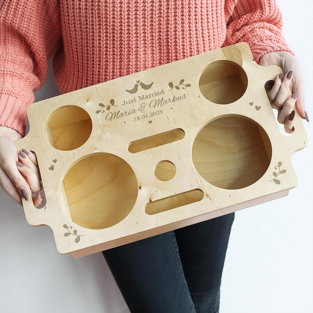 Herz & Heim® Praktische Snackbar mit verschiedenen Motiven und personalisierter Gravur (just Married