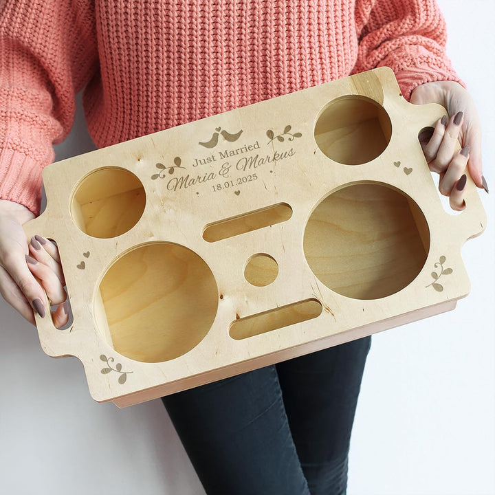 Herz & Heim® Praktische Snackbar mit verschiedenen Motiven und personalisierter Gravur (just Married