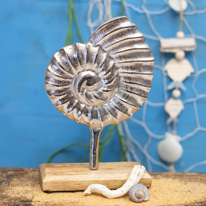 Logbuch-Verlag Muschel silberfarben Deko maritim auf Holzsockel Geschenk Skulptur Ammonit Schnecke 2