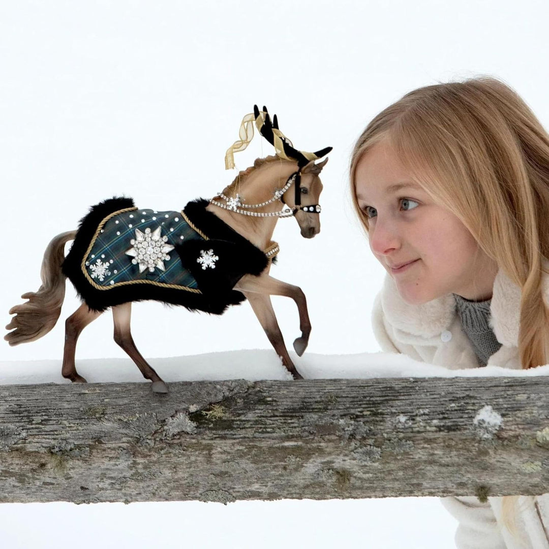 Breyer Horses 2023 Holiday Collection | Traditional Series Holiday Horse - Highlander | Modell 