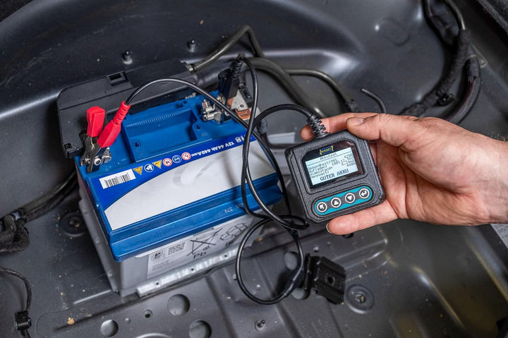 Hazet Batterietester 4650-6, für 12 V Fahrzeugbatterien, mit Polklemmen, Test und Analyse mit LCD Di