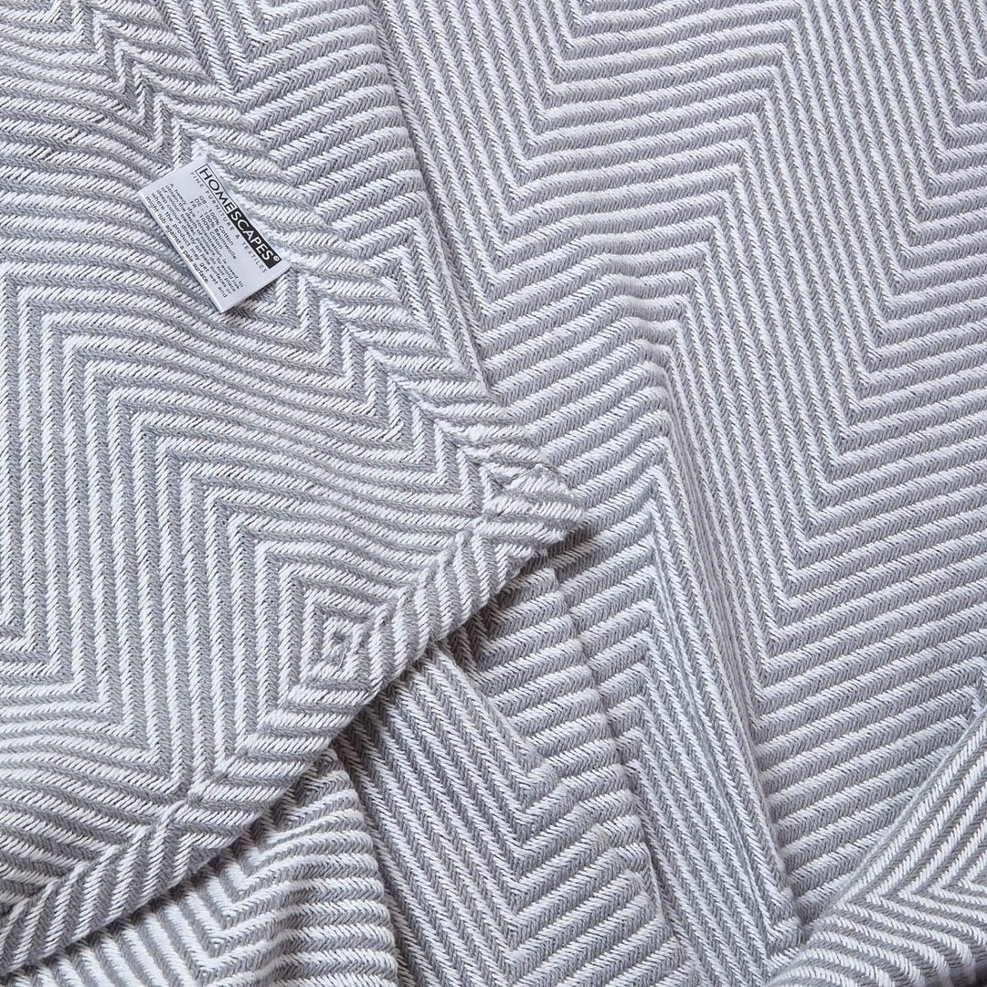 Homescapes grosse Tagesdecke Halden mit Fischgräten-Muster, weiche Wohndecke aus 100% Baumwolle in G