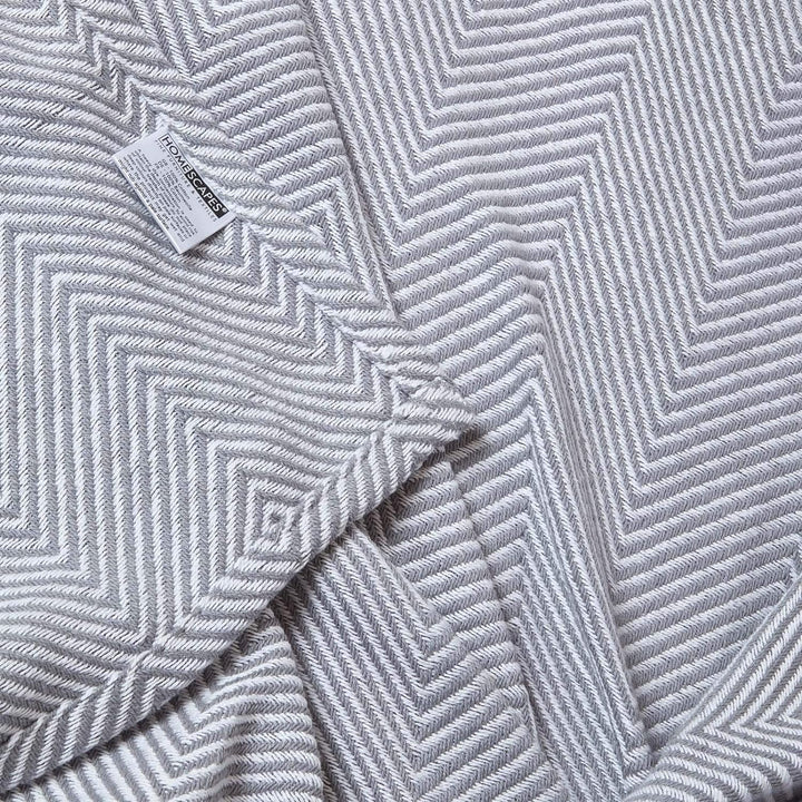 Homescapes grosse Tagesdecke Halden mit Fischgräten-Muster, weiche Wohndecke aus 100% Baumwolle in G
