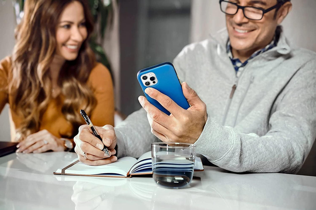 OtterBox Commuter Series Schutzhülle für iPhone 13 Pro Max & iPhone 12 Pro Max – Riveting Way Nieten