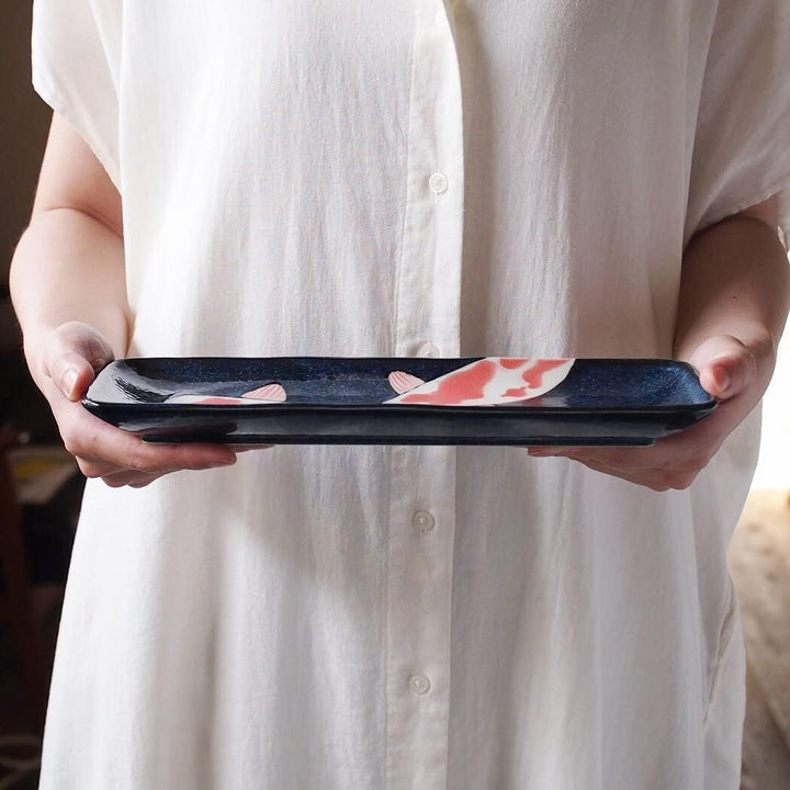 Japanischer Mino-Yaki-Keramik-Sushi-Teller, rechteckiger Teller, 29,5 cm, rote Karpfen auf schwarzer
