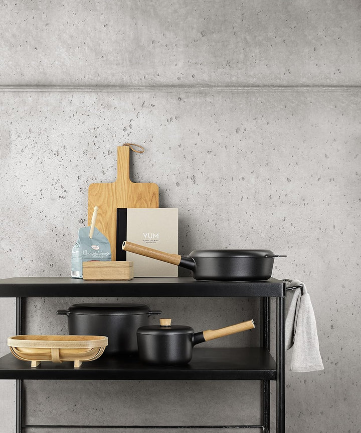 EVA SOLO | Topf Ø24 4,5l Nordic Kitchen | Aufgrund des leichten Materials leicht anzuwenden | Black