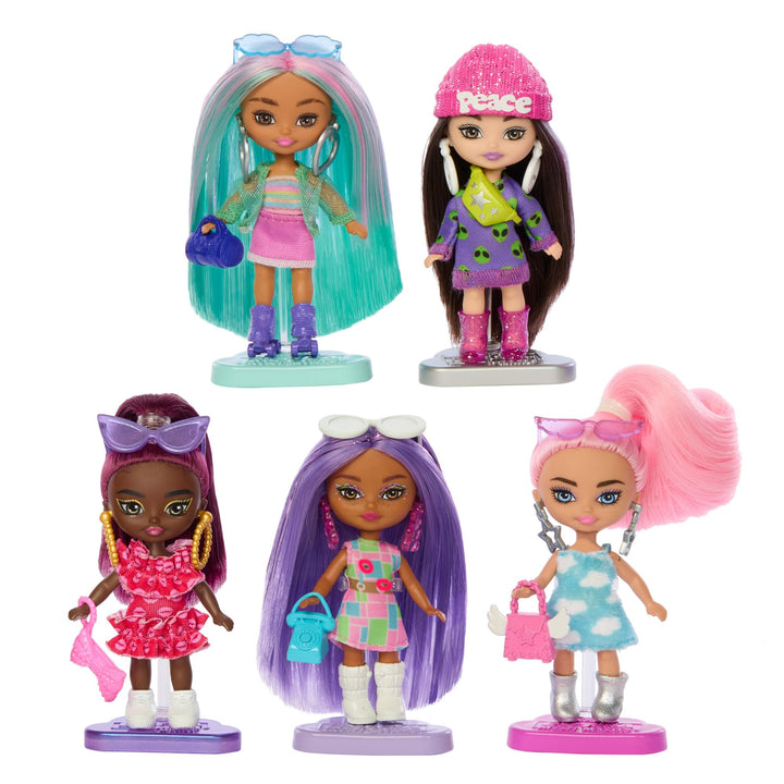 BARBIE Extra Mini Minis Set - 5 kleine Puppen mit Puppenständern, bunt, modisch und vielfältige Acce