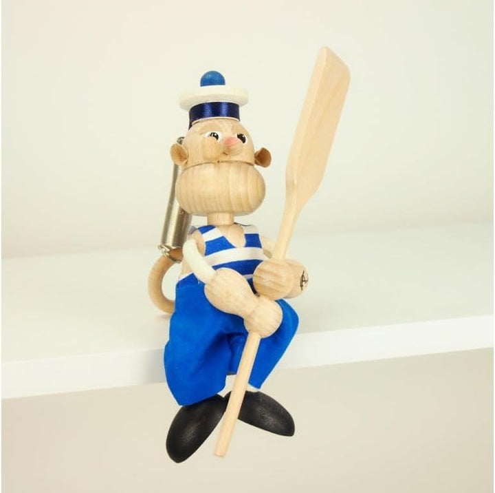 Schwingfigur Matrose aus Holz – Handbemalt &amp; Handgefertigt – Mobile Dekofigur mit Feder zum Aufhänge