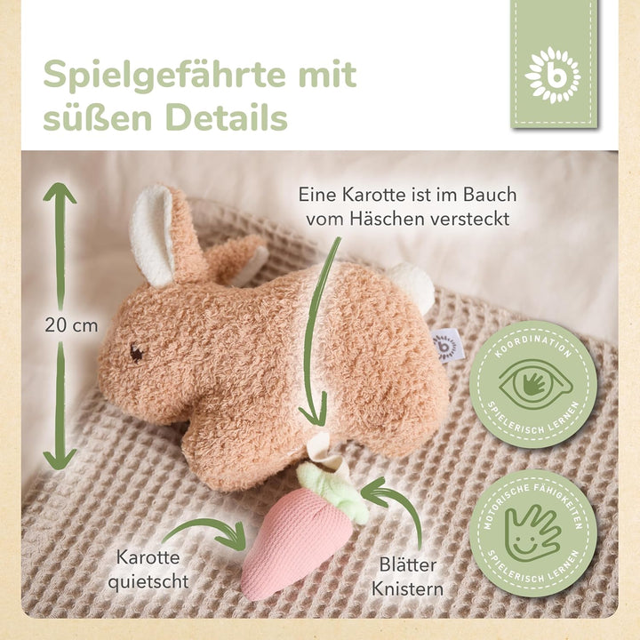 Bieco Kuscheltier Hase Fine aus Bouclé mit quietschender Karotte | 20 cm | Baby Plüsch Hase Stofftie