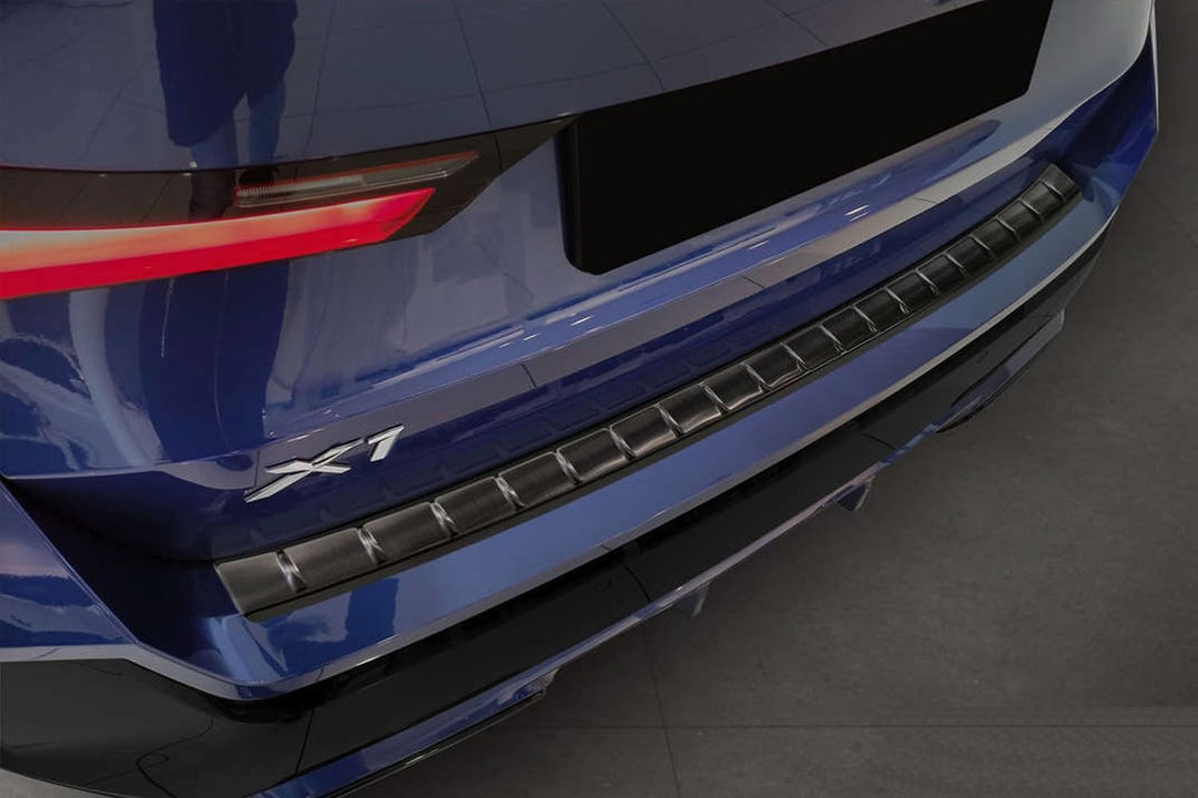 Ladekantenschutz aus Edelstahl in anthrazit mit 3D Abkantung passend für BMW X1 mit M-Paket ab 10/20