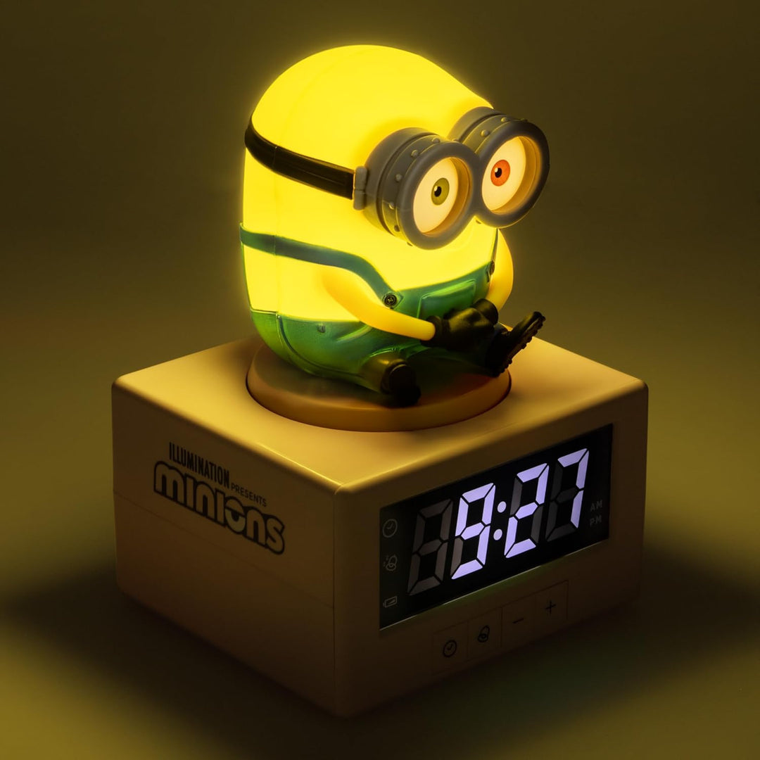 Paladone Minions Bob Symbol, Wecker – 14 cm Digitaluhr mit Nachtlicht, batteriebetrieben