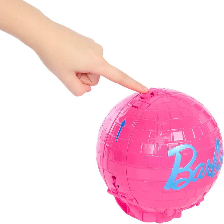 Barbie Team Roll & Reveal Popstar-Puppe und Zubehörteile mit Blonder Modepuppe, 8 Überraschungen und