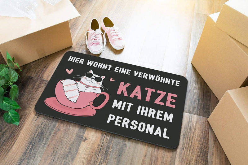 Fussmatte mit Spruch Hier wohnt eine verwöhnte Katze mit Ihrem Personal - Türmatte lustig für innen