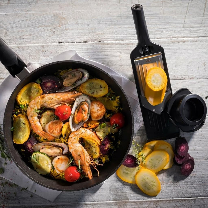 GEFU Gemüsehobel VIOLI - V-Hobel für perfekte Obst- & Gemüsescheiben und -streifen, Gemüse-Reibe mit