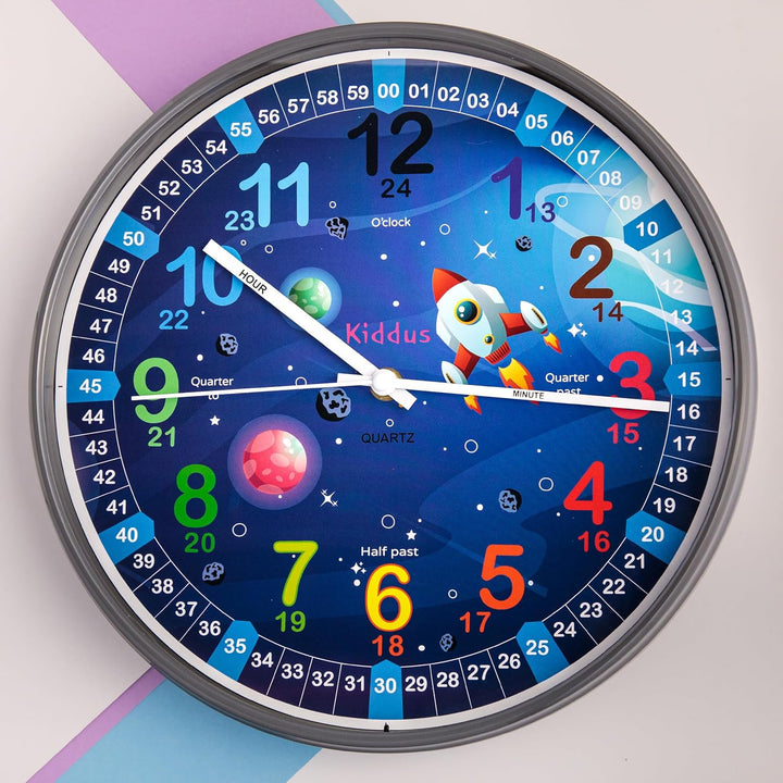 Kiddus Wanduhr für Kinder. Analoger Zeitlehrer mit Zeitlernübungen. Stilles Uhr. Viele Sprachen. Eng