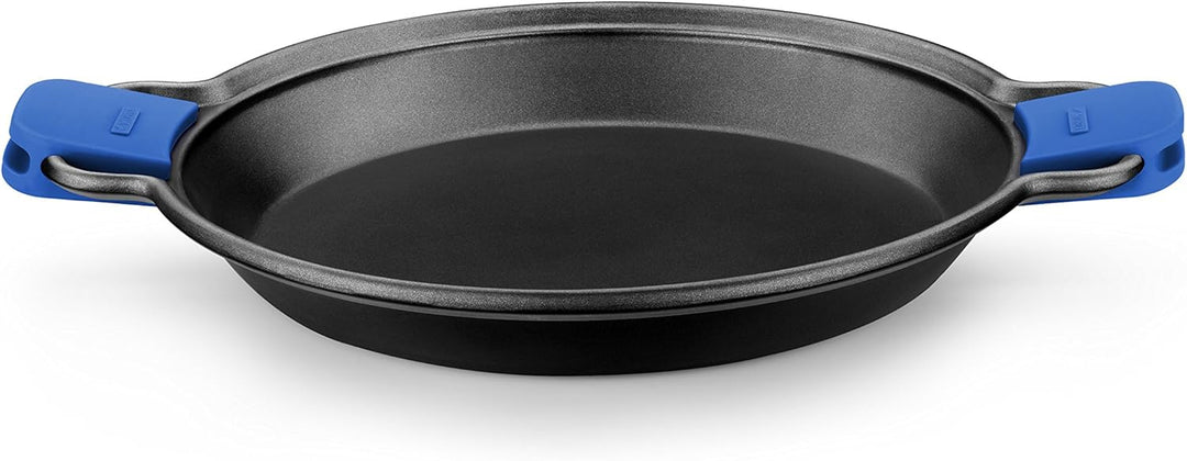 MONIX Solid+ | Antihaftbeschichtete Paella-Pfanne und Silikongriffe, Aluminium, Schwarz und Blau, 36