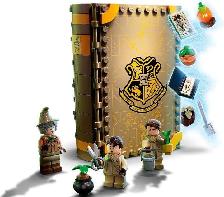 LEGO 76384 Harry Potter Hogwarts Moment: Kräuterkundeunterricht Set, Spielzeugkoffer mit Minifiguren