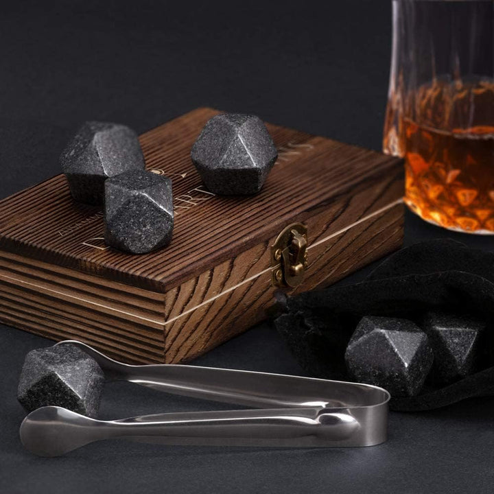 Maverton Whisky Steine Set - in Holzbox mit Gravur - 8 Eiswürfel + 2 Whisky Gläser - wiederverwendba