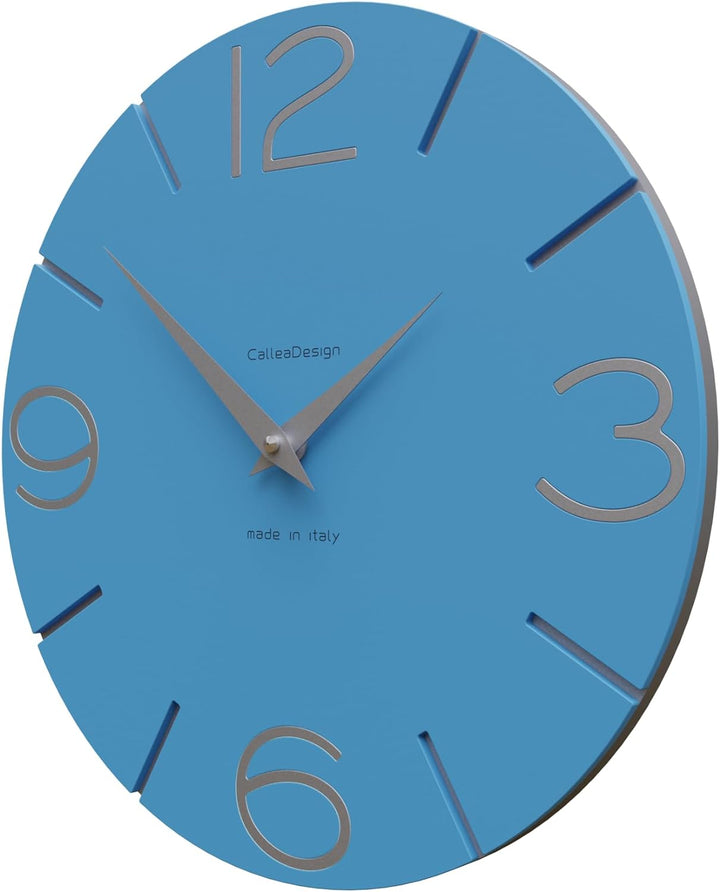 CALLEADESIGN Wanduhr Smile Hellblau und Aluminium Rund 30 cm Schlichtes und modernes Design Geräusch