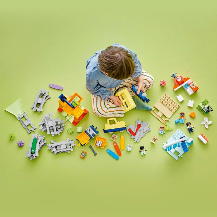 LEGO DUPLO Town Grosse interaktive Eisenbahn, Bauspielzeug für Kleinkinder ab 3 Jahren, Push & Go Lo