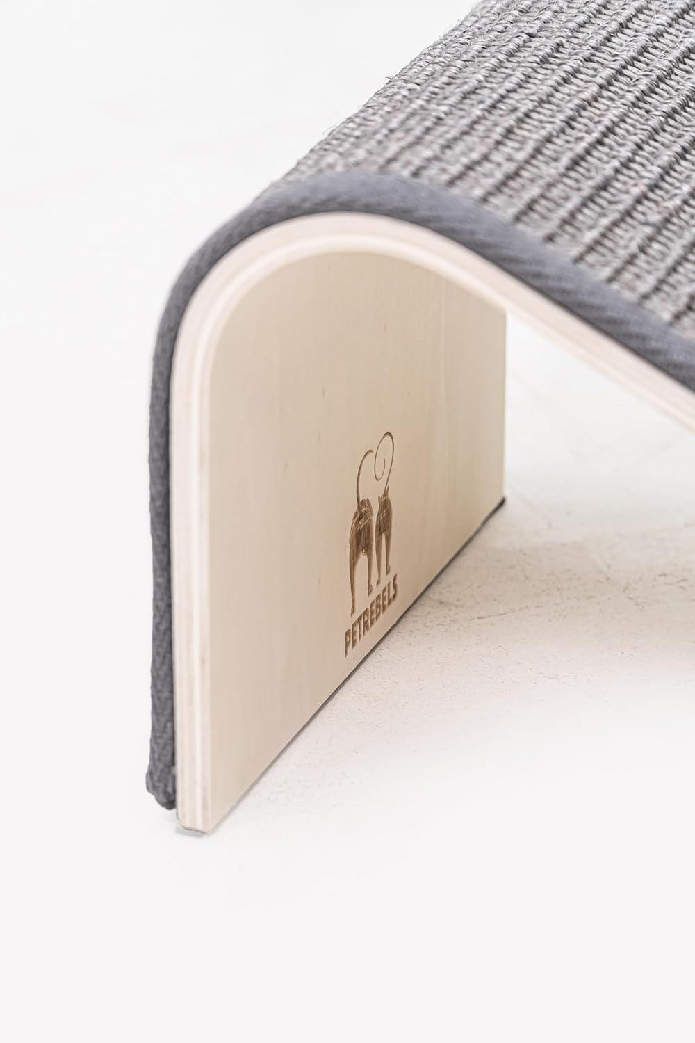 Petrebels Katzen Kratzbrett Archie 38, Kratzbretter aus Holz mit Sisalmatte, Design Kratzteppich für