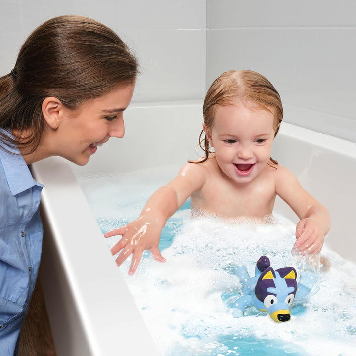 Tomy Toomies Swimming Bluey - Kleinkind Badespielzeug mit Zugschnur Seepferdchen, schwimmt auf Vorde
