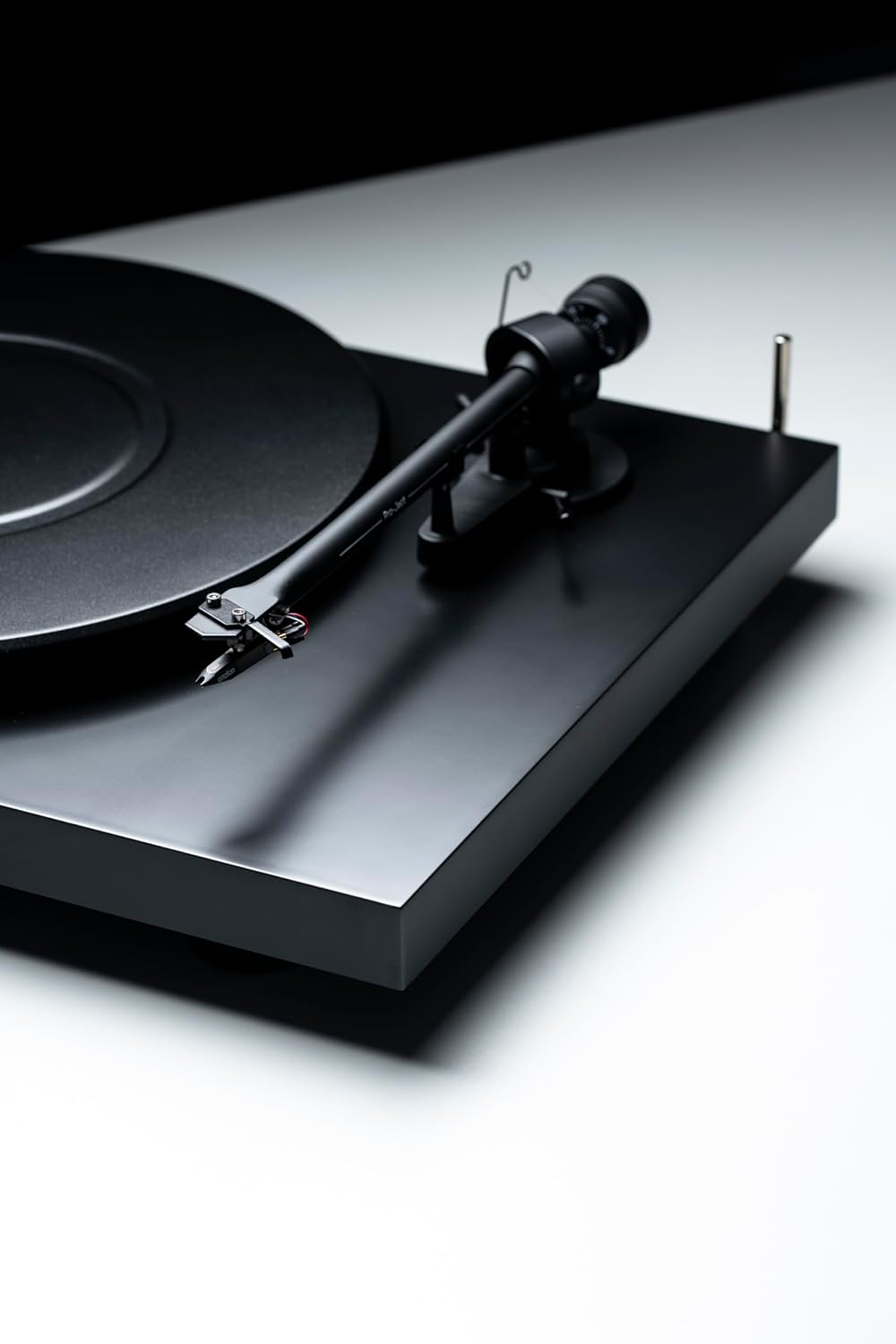 Pro-Ject Debut III Manueller Plattenspieler (MM-Tonabnehmer Ortofon OM 5E, Pro-Ject 8.6 Tonarm) matt