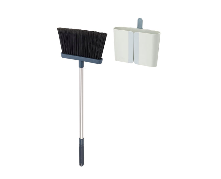 Joseph Joseph CleanStore Wandmontierter, Besen mit langem verstellbar Stiel und Besenabdeckung, Bode