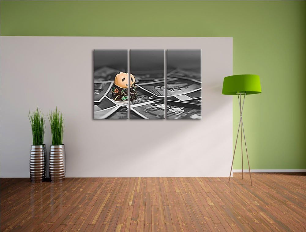kleine süsse Pandafigur zwischen Fotografien schwarz/weiss Deluxe 3-Teiler Leinwandbild 120x80 Bild