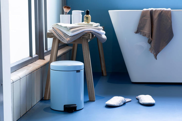 Brabantia - NewIcon Treteimer 5L - Kleiner Abfalleimer für Bad oder Toilette - Sanft Schliessender D