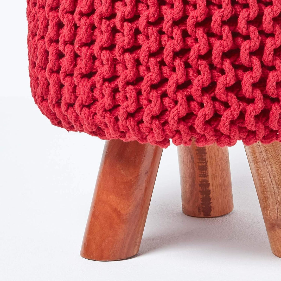 Homescapes Kleiner runder Strick Sitzhocker mit Holzbeinen, roter Fusshocker 32 x 32 x 42 cm, Strick