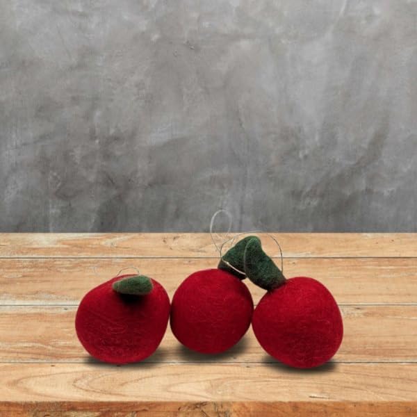 3 Äpfel in Originalgrösse (7cm) aus Filz handgearbeitet mit Aufhängung. Tisch - Deko mit künstlichem