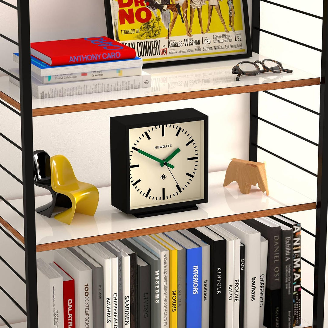 NEWGATE® Amp Schreibtischuhr | Design quadratischer stationsuhr | Schwarzes gehäuse mit grünen hände