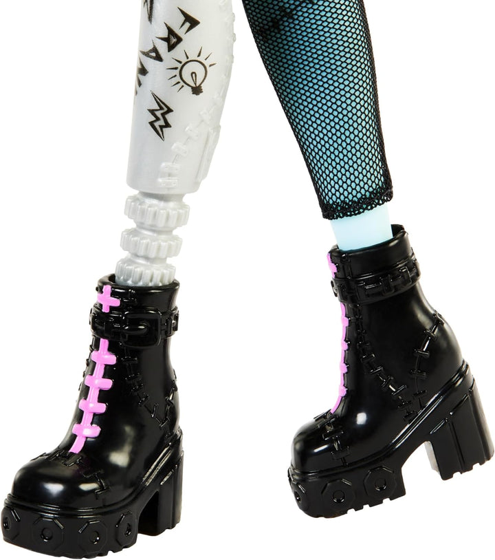 Monster High Frankie Stein-Puppe in Jeansjacke und Shorts, zum Lieferumfang gehören auch ihr Hund Wa