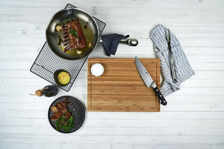 ZWILLING Schneidbrett aus massiven Bambusholz mit Saftrille, beidseitig nutzbar, gross, 42 x 31 cm 4