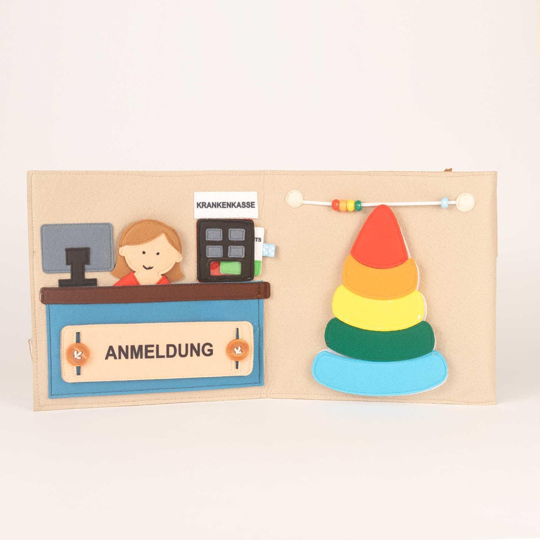 Jolly Designs „Hallo Kids Doc“ – Interaktives Stoffbuch Arzt & Körper – Montessori Lernspielzeug ab