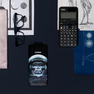 Casio FX-991DE CW ClassWiz technisch wissenschaftlicher Rechner mit Art-case "space monkey", deutsch