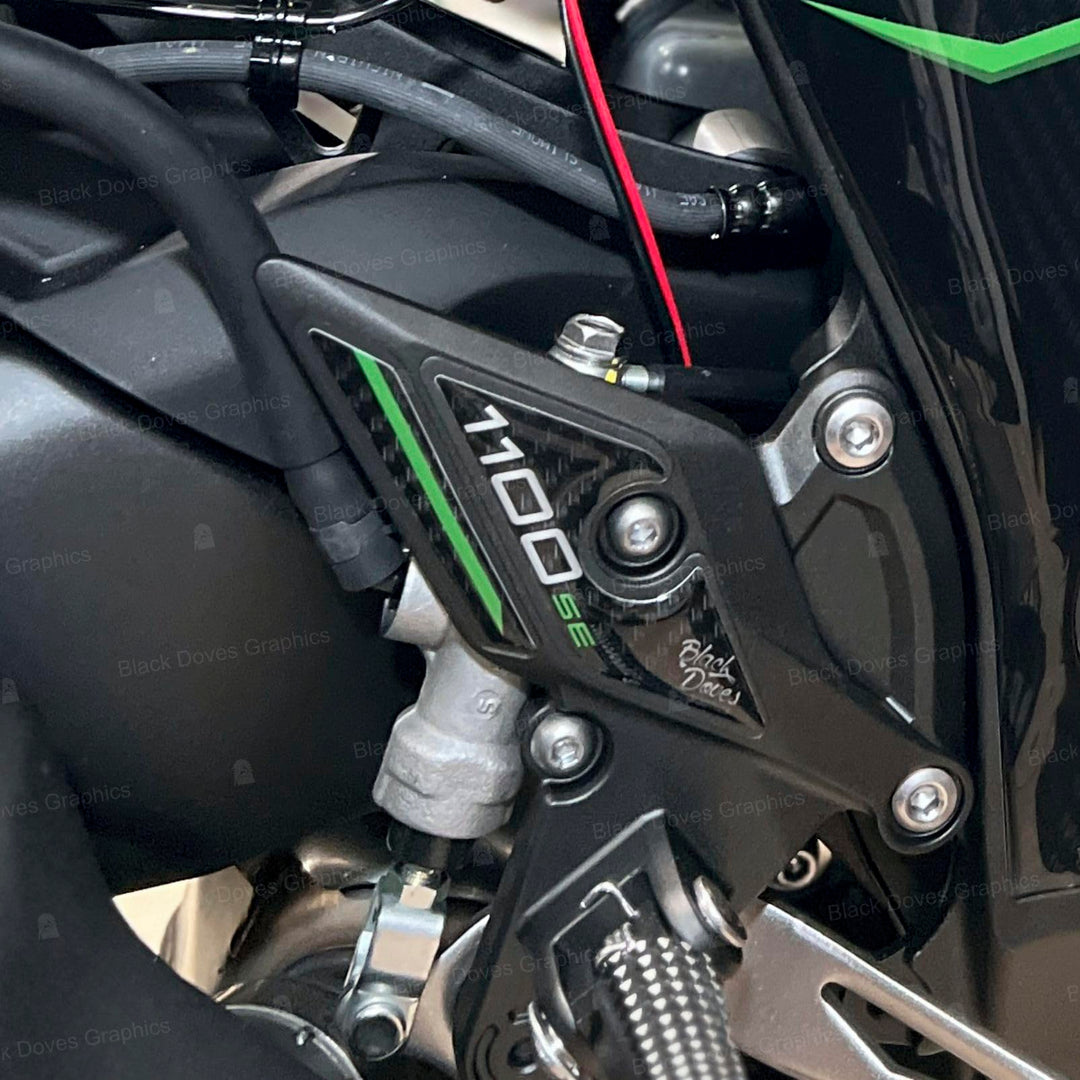 Black Doves Graphics 3D-Aufkleber aus Harz kompatibel mit Kawasaki Z1100 SE 2026 (GY1) | Made in Ita