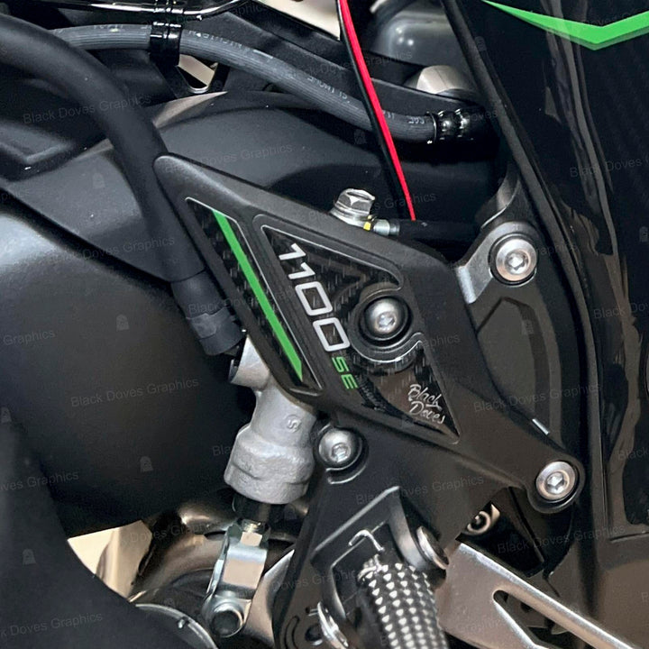 Black Doves Graphics 3D-Aufkleber aus Harz kompatibel mit Kawasaki Z1100 SE 2026 (GY1) | Made in Ita