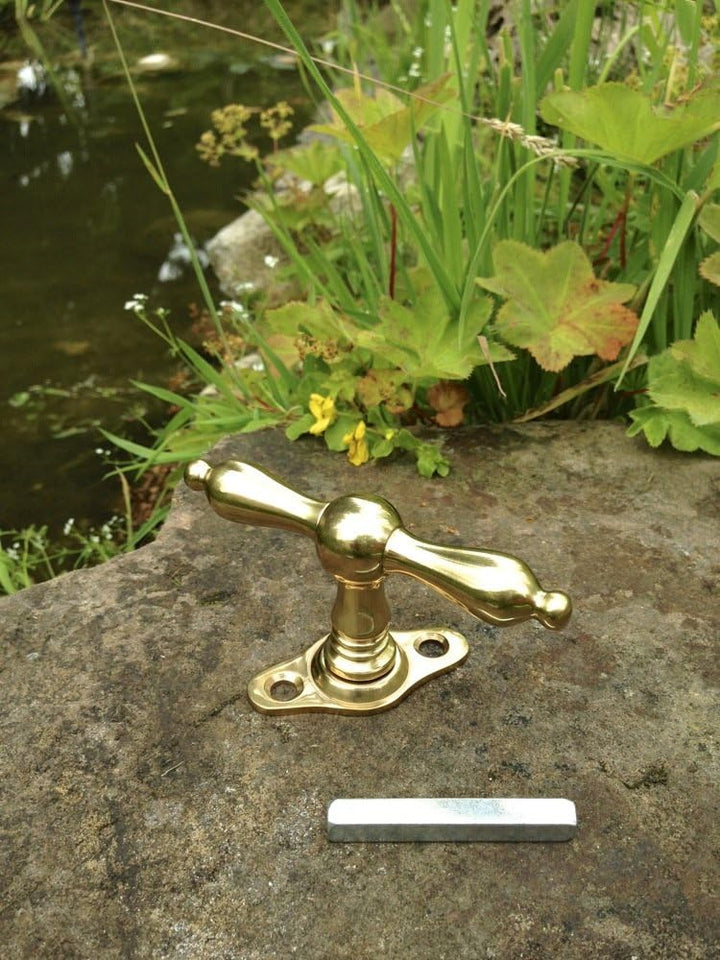 Antikas - Fenstergriffe, Baubeschläge antik gefertigt, Fensterolive Messing glänzend