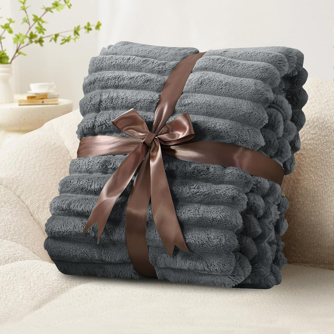 RUIKASI Kuscheldecke Flauschig Decke Grau - 130x150cm Fleecedecke Sofadecke Couchdecke für Wohnzimme