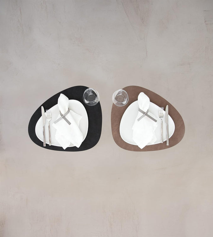 Lind DNA Tischset Curve Double L Recyceltes Leder Cloud/Cloud Schwarz-Braun, Masse: 37cm x 44cm, 983