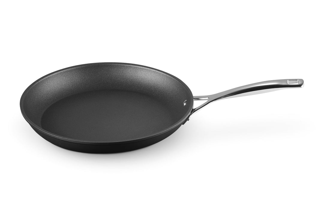 Le Creuset Aluminium-Antihaft flache Pfanne, Ø 30 cm, Für alle Herdarten inkl. Induktion geeignet, A