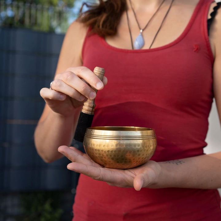 Klangschale aus Nepal in Antik-Optik I 300-350 g I für Meditation, Achtsamkeit & Yoga I Geschenk-Box