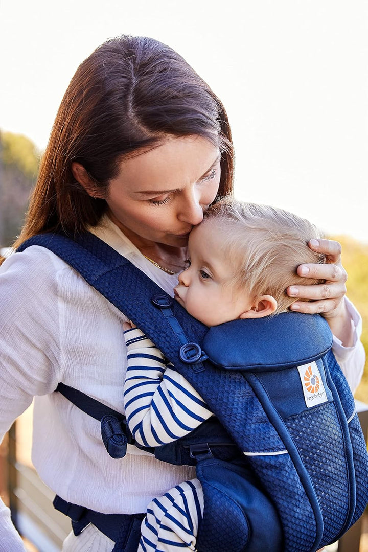 Ergobaby Omni Breeze Babytrage für Neugeborene ab Geburt bis 20kg, 4 Positionen SoftFlex Mesh Ergono